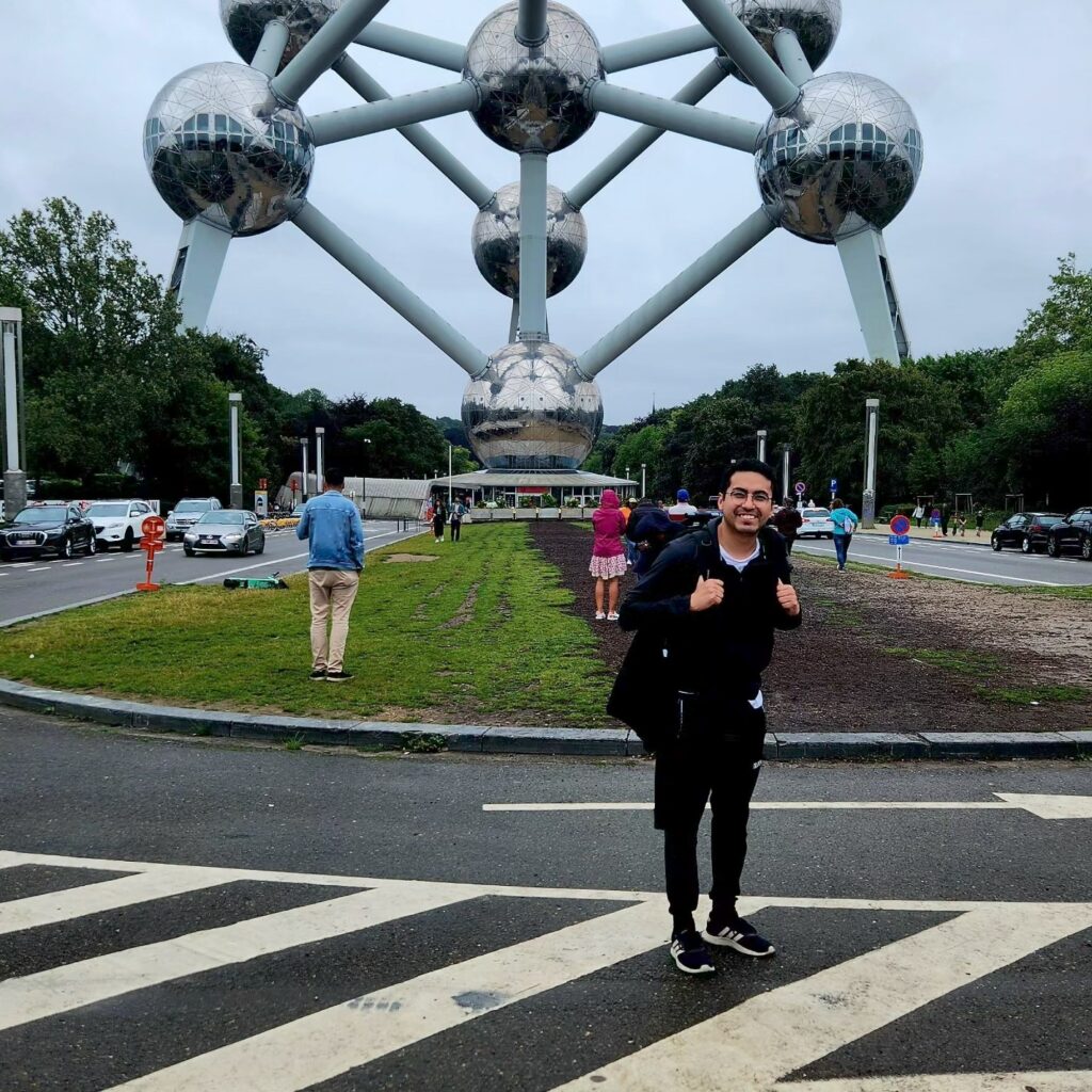 Edenilson Campos durante un viaje en Bruselas frente al Atomium